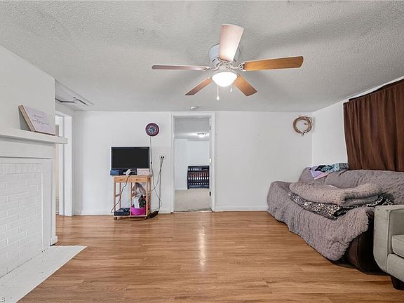 3rd image of 366 Brooks Rd