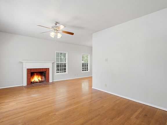 4th image of 1041 Albany St