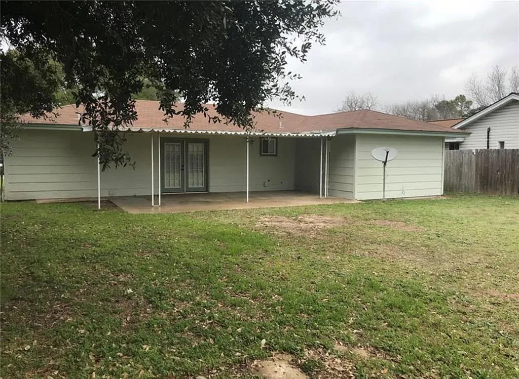 3 bed, 2.0 bath, 1094 sqft, $1,300 — Photo 3