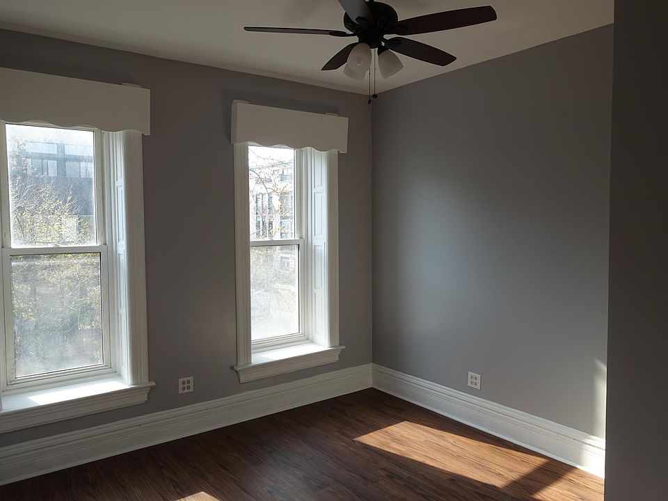 Living room - view to the front of street