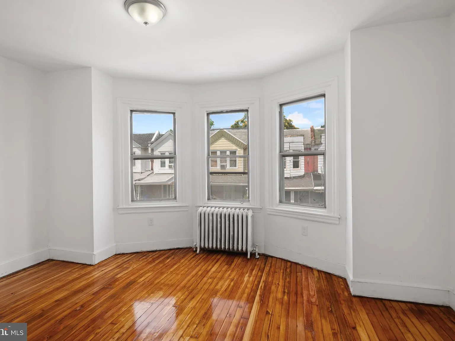 3 bed, 1.0 bath, 992 sqft, $1,275 — Photo 3