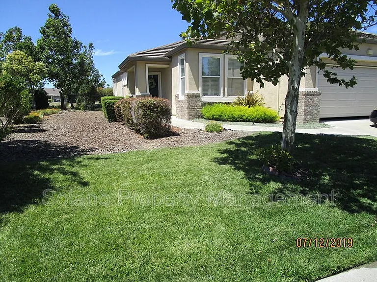 451 Edgewood Dr — Photo 2