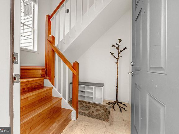 2nd image of 10147 Oakton Terrace Rd