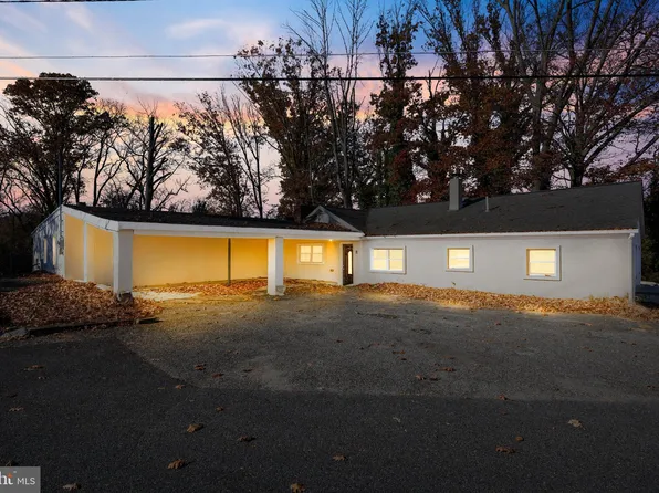 8 Lakeside Dr, Medford, NJ 08055