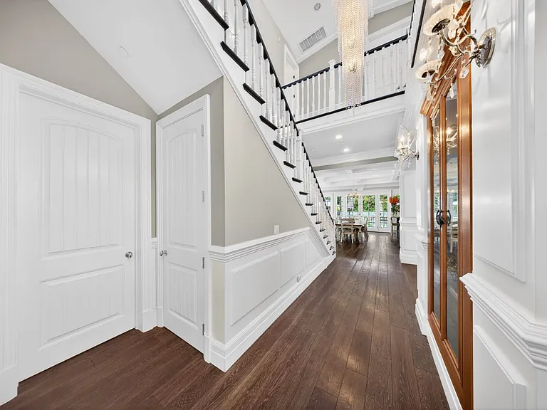 4533 Farmdale Ave — Photo 8