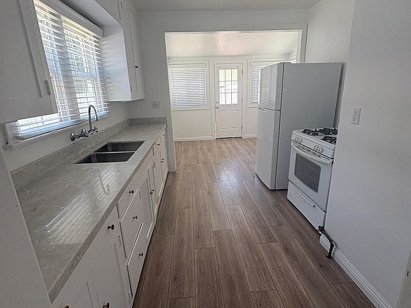 2nd image of 810 Campus Ave #1
