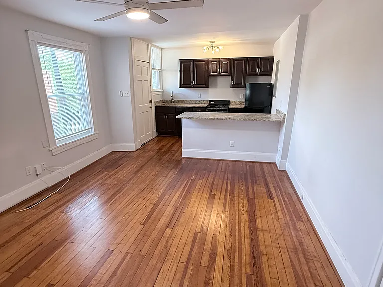 2011 Rosewood Ave #9 — Photo 2