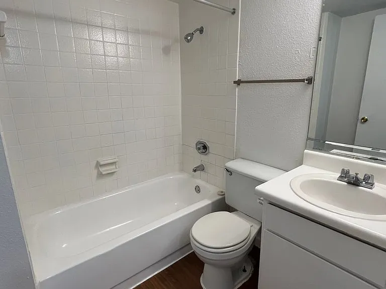 Emerald Cove Apartments — Photo 90