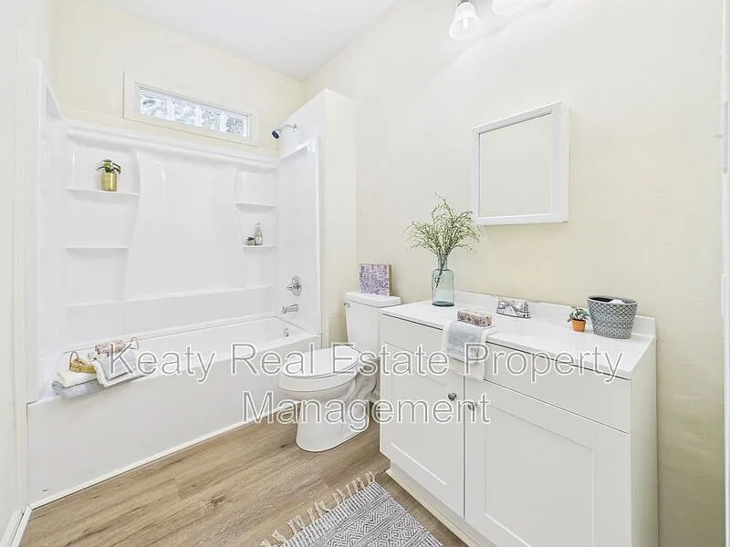 2 bed, 1.0 bath, 629 sqft, $995 — Photo 3