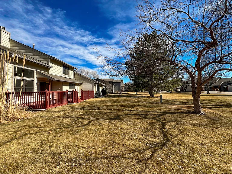 Opens up to large green belt. Powerline trail is about a two minute walk away and Southridge Greens Golf Course is a short walk down the hill.