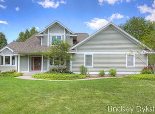 833 Bradford Hollow Dr NE, Grand Rapids, MI