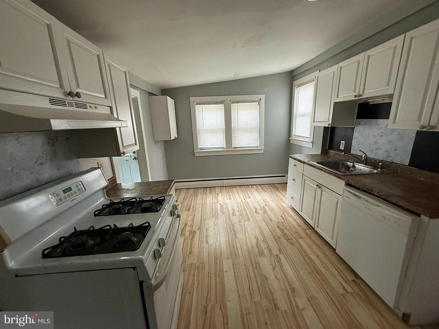 2 bed, 1.0 bath, 860 sqft, $2,200 — Photo 2