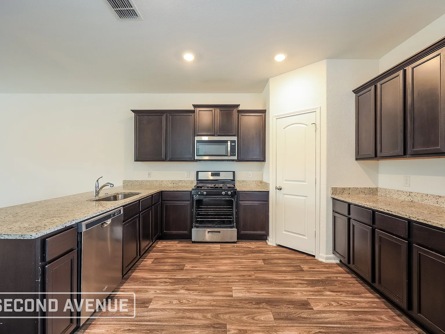 5 bed, 2.5 bath, 2543 sqft, $1,850 — Photo 3