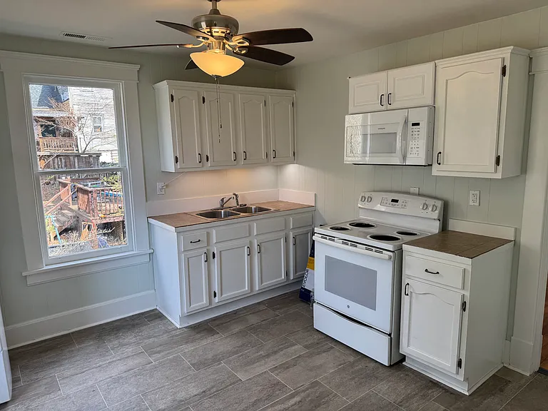 381 S French Broad Ave #3 — Photo 6