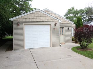 8210 N Regent Rd, Fox Pt, WI 53217