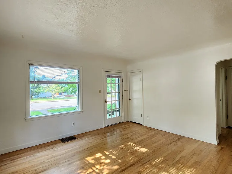 540 Beverly Ave — Photo 6