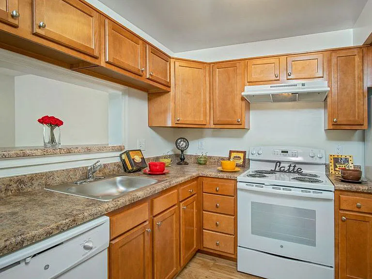 Bridgeport Apartments — Photo 15