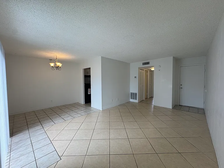Executive House Apartments — Photo 16