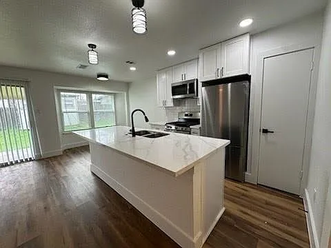 3 bed, 1978 sqft, $2,095 — Photo 1