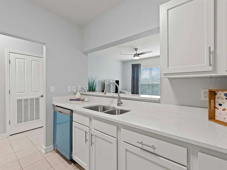Elan Apartments — Photo 6