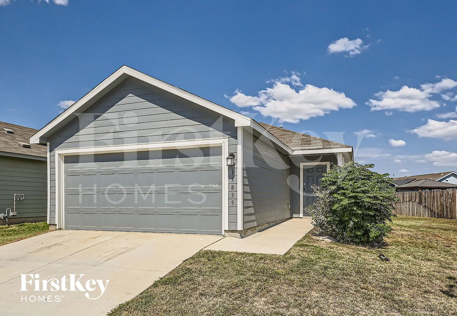 4 bed, 2.0 bath, 1440 sqft, $1,385 — Photo 2