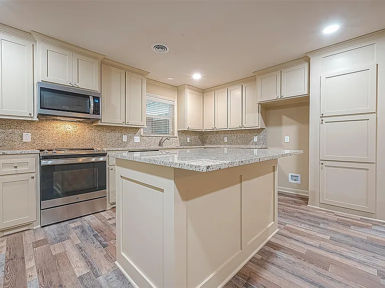 722 Venice St — Photo 3