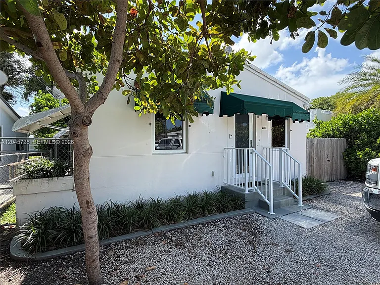 2112 SW 60th Ct — Photo 16