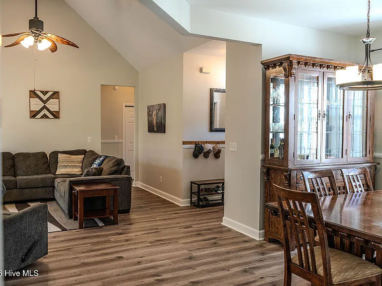 425 N Belvedere Dr — Photo 14