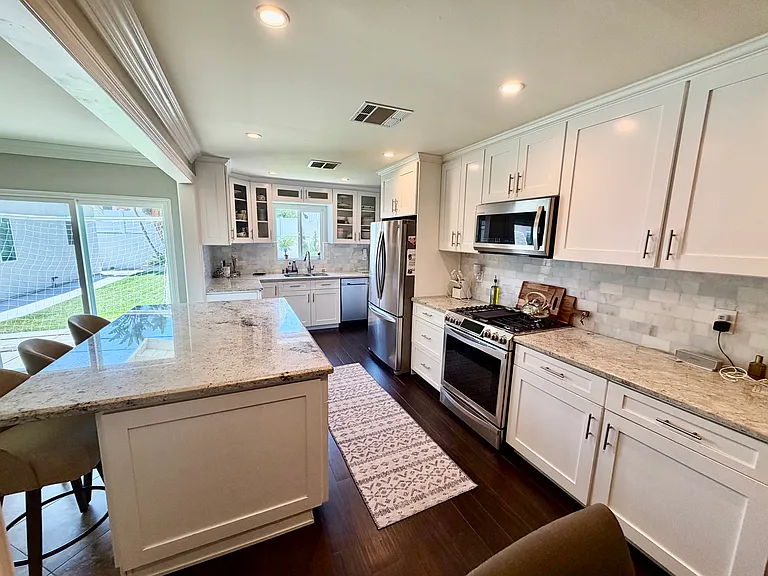 5354 Sierra Vista Ave — Photo 1