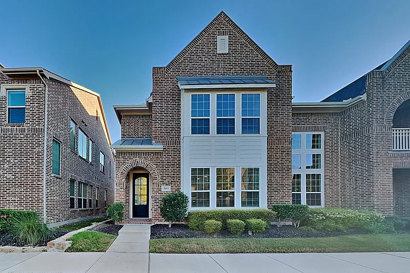 3 bed, 2.5 bath, 2243 sqft, $3,199 — Photo 1
