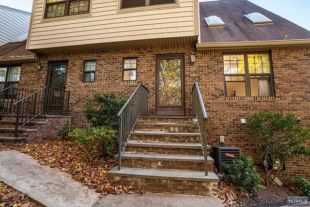 1st image of 101 E Oak St APT C-1