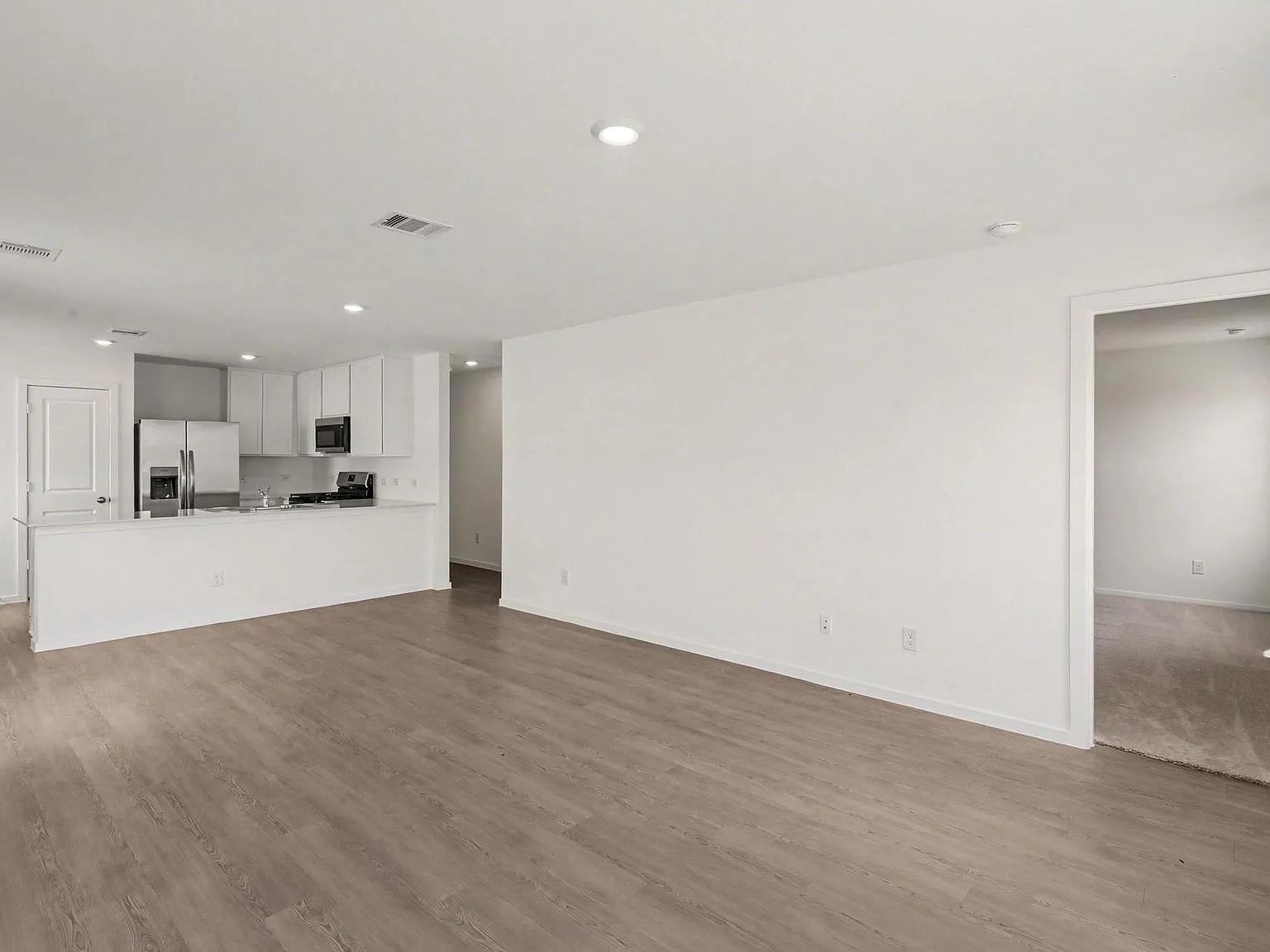 3 bed, 2.0 bath, 1273 sqft, $1,795 — Photo 3