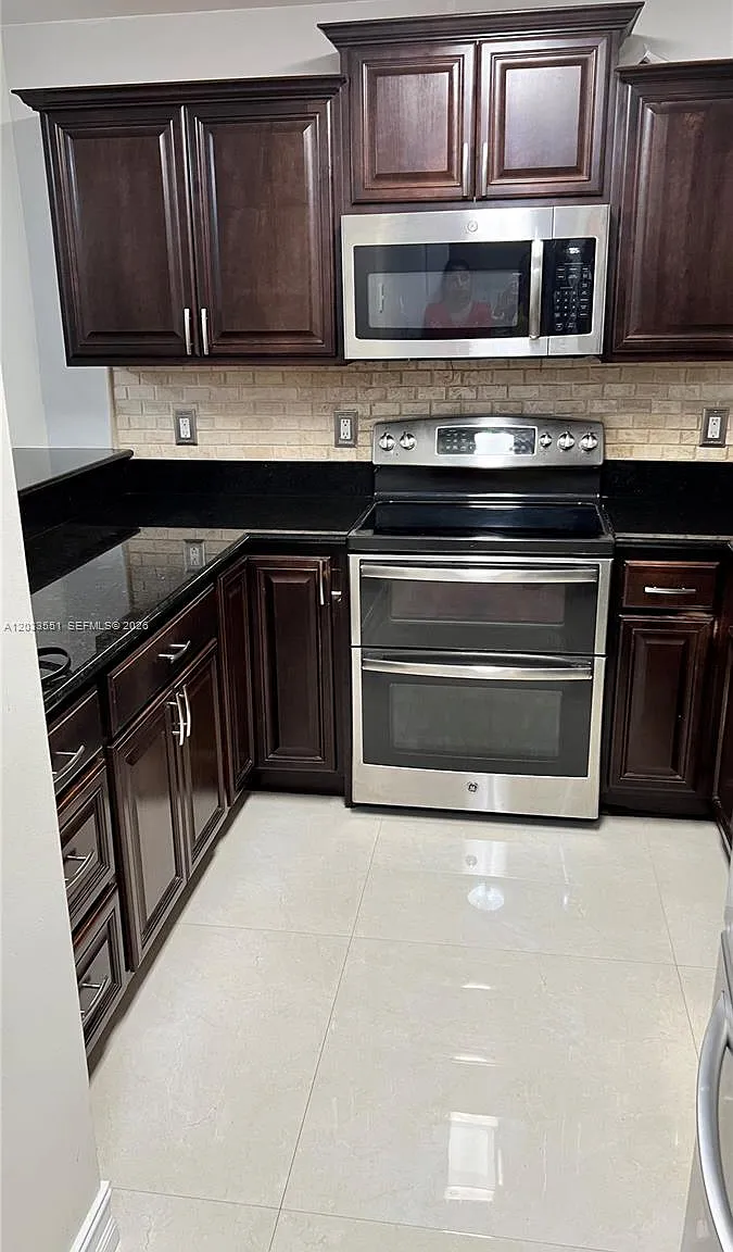 Paseo Real Condo — Photo 1