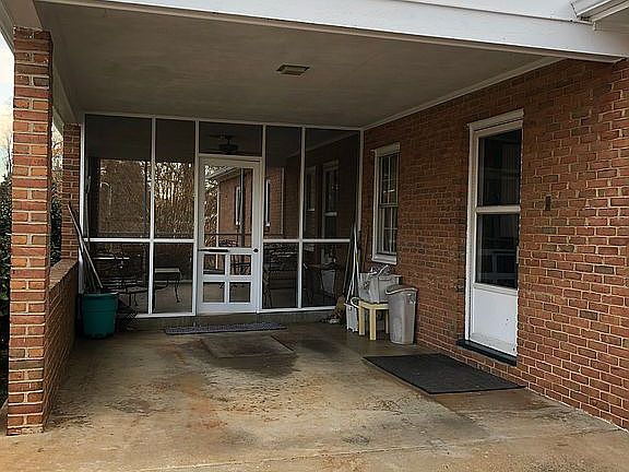 3rd image of 924 Sanhill Dr