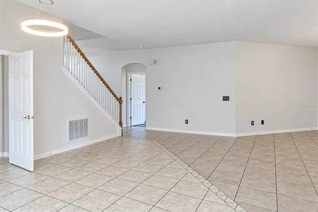 5 bed, 3.5 bath, 2600 sqft, $3,000 — Photo 3