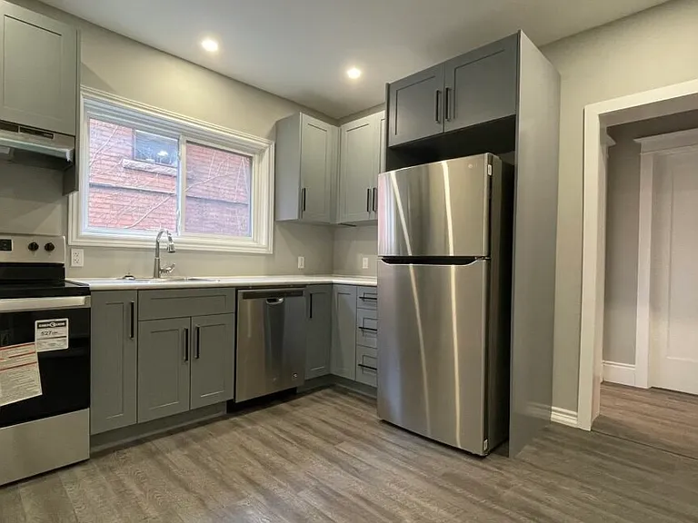 11 Grosvenor Ave S — Photo 9