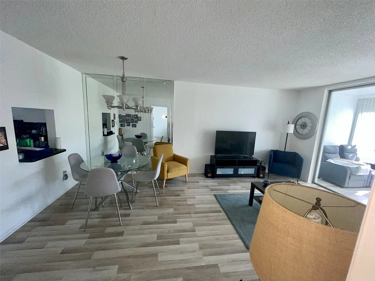Building Photo - 5860 NW 64th Ave #206
