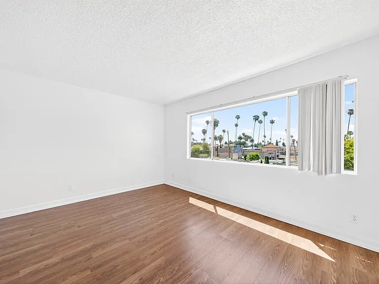 Serrano Apartments — Photo 17