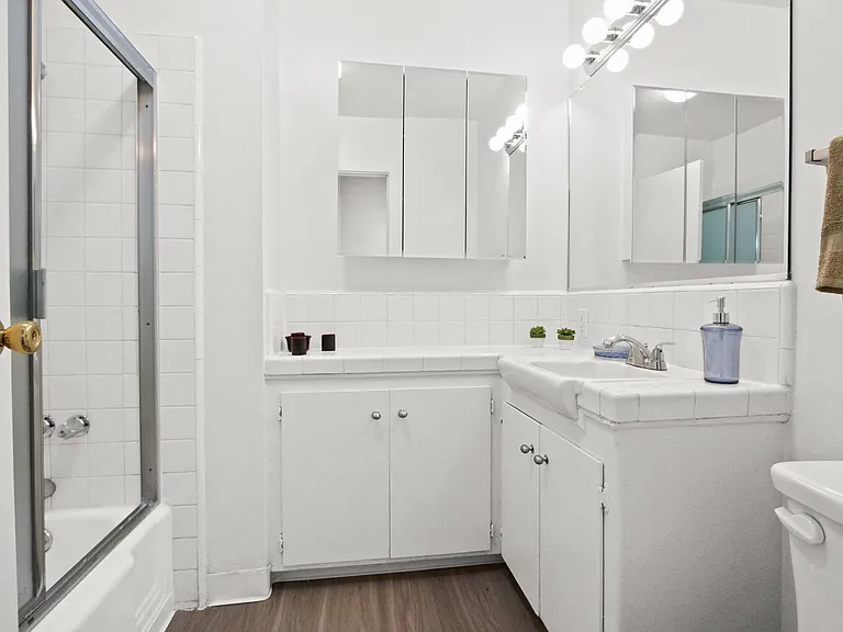Royal Sepulveda Apartment Homes — Photo 3