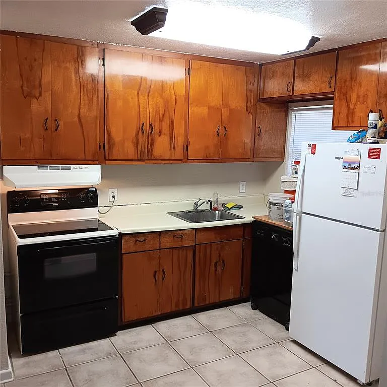 3 bed, 1.0 bath, 1200 sqft, $1,800 — Photo 3