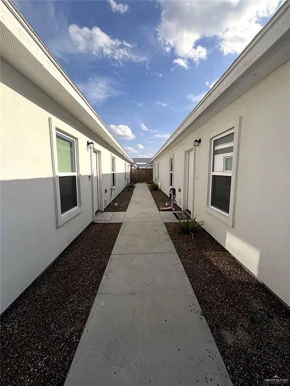 2 bed, 2.0 bath, 913 sqft, $1,150 — Photo 2