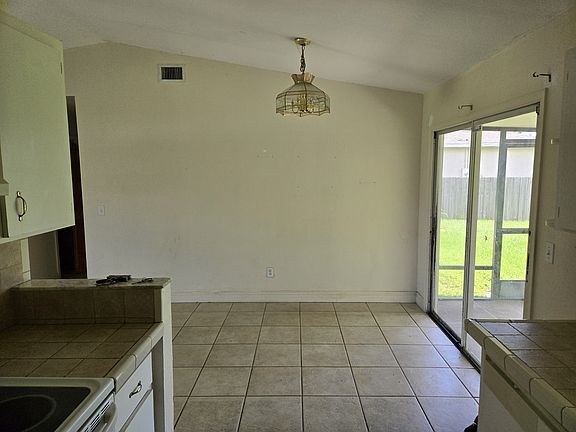 2nd image of 982 SW Janette Ave