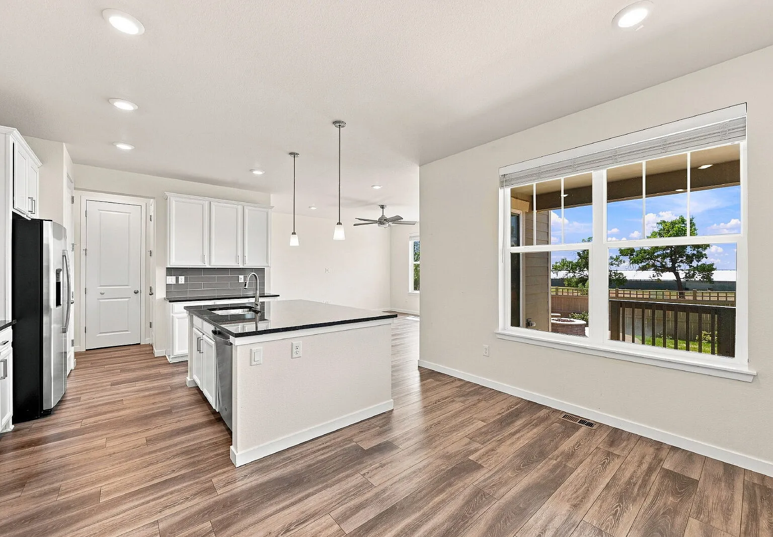 3 bed, 3.0 bath, 2010 sqft, $2,996 — Photo 4