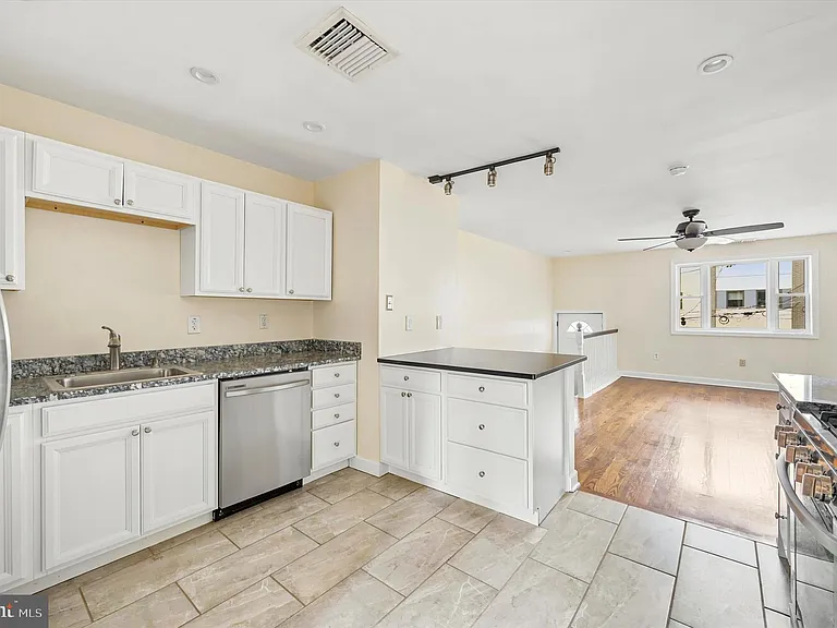 1215 Crease St — Photo 8