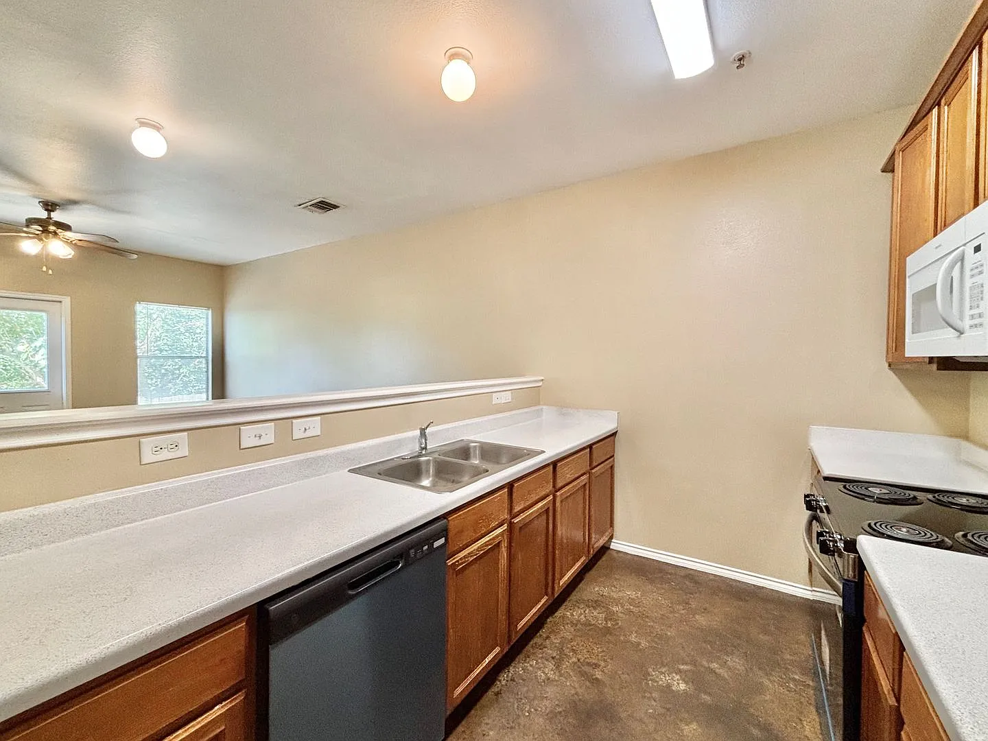 Conveniently located townhome! — Photo 4