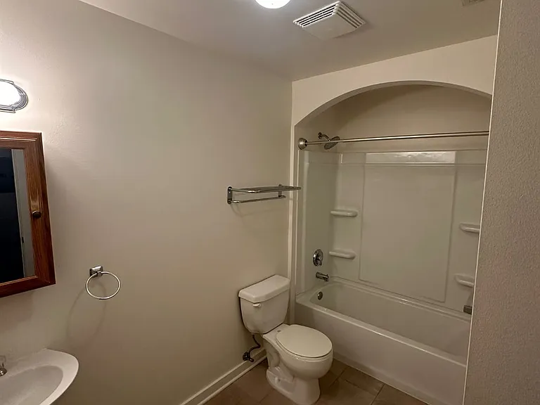 1012 W Railroad Ave #202 — Photo 7