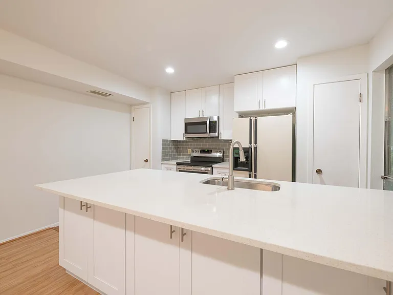 701 The High Rd #A — Photo 14