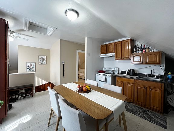 2nd image of 362 Lonsdale Ave #3