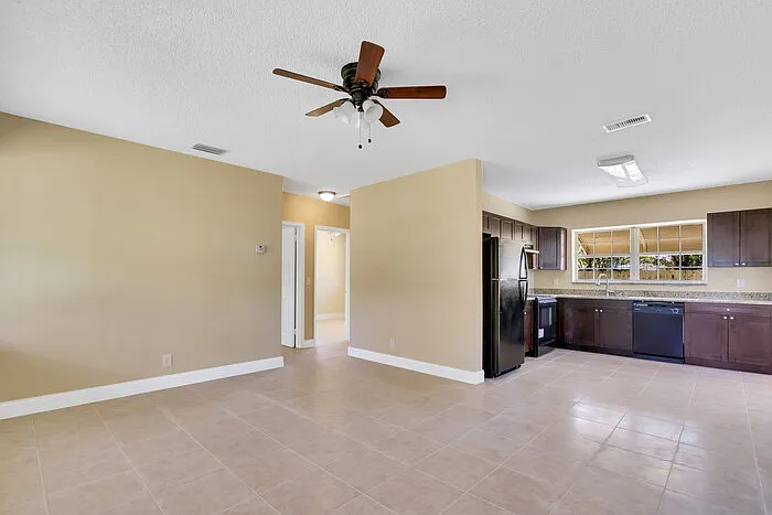 2639 NE 4th Ct — Photo 5