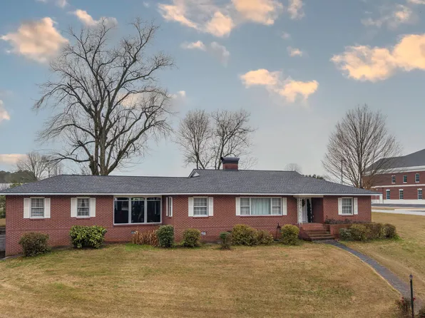 202 Iris Dr, Centre, AL 35960